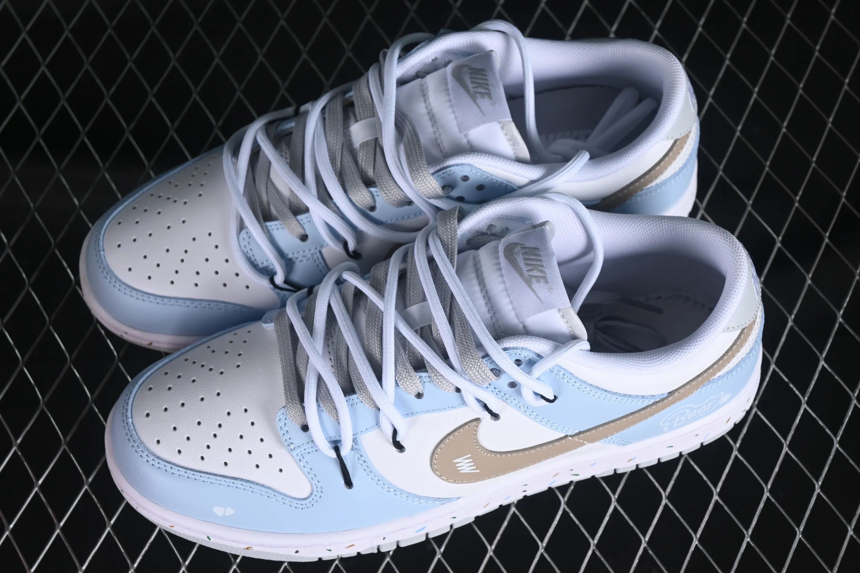 All categories Nk SB Dunk series Nk SB Dunk Low low-top sneakers Nk Dunk Pure "Platinum" Little Bear Story White Blue Brown Simple and versatile SB strap low-top casual sneakers DV0831-101